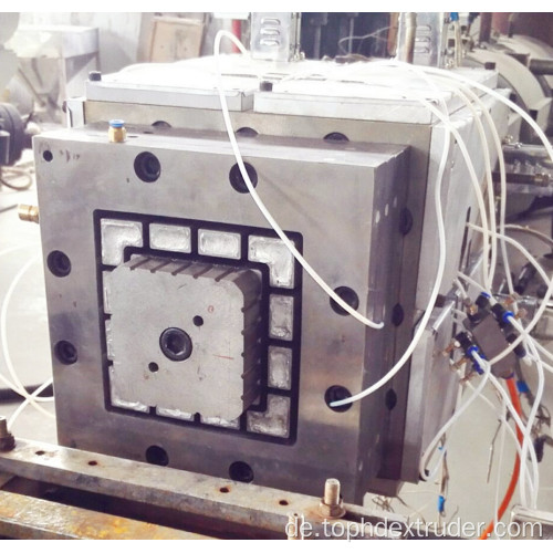 WPC-Düsenkopf und -Form nach der Extrusion